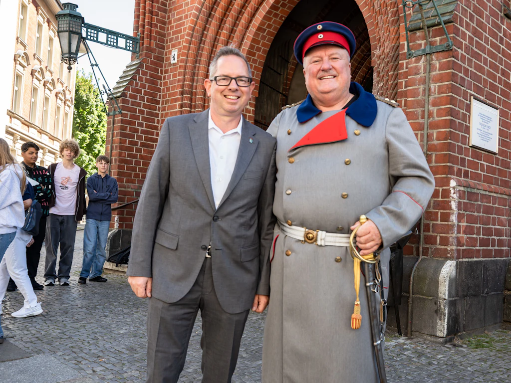 Diesmal hat der „Hauptmann von Köpenick“ kein Glück mit der Stadtkasse. Sie sei, sagt Bürgermeister Oliver Igel, leer.