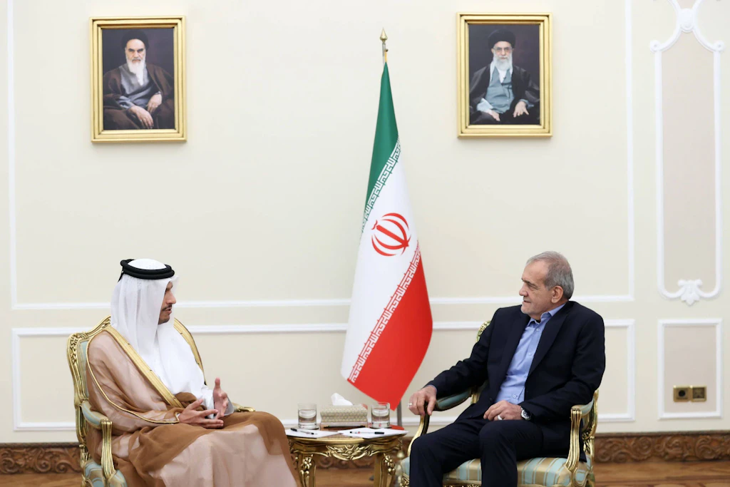 Irans Präsident Masoud Pezeshkian (r.) mit Katars Ministerpräsident und Außenminister Mohammed bin Abdulrahman Al Thani in Teheran am 26. August 2024