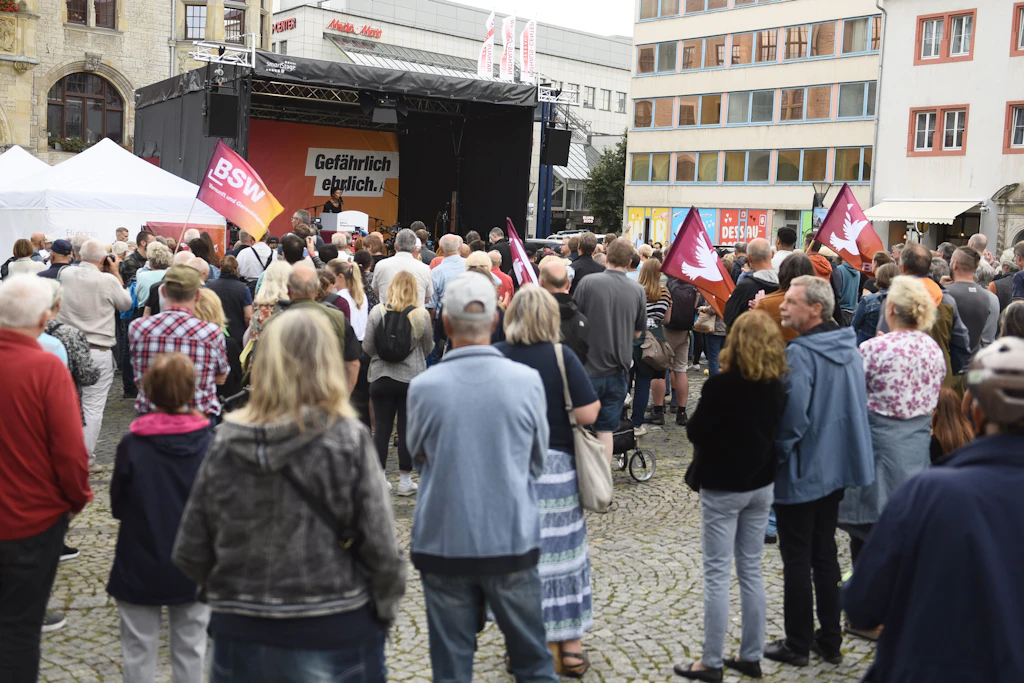 BSW-Anhänger bei einem Auftritt von Sahra Wagenknecht in Dessau: Wie wird sich das BSW nach der Landtagswahl in Sachsen-Anhalt positionieren?