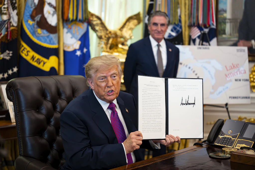 US-Präsident Trump zeigt das Dekret, mit dem er den Lake Ontario in Lake Amerika umbenennt.