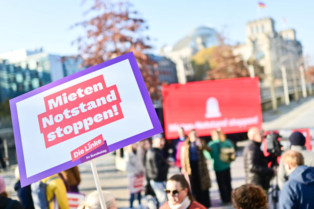 „Mieten Notstand stoppen!“ steht auf einem Schild während des Auftakts zu einer Mietenkampagne gegen einen Mietennotstand und für einen bundesweiten Mietendeckel.