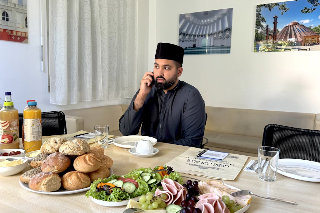 Imam&nbsp;Scharjil Khalid führt noch die letzten Telefonate, bevor die Pressevertreter eintreffen.