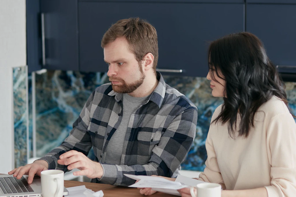 Kreditrechner können bei der Wahl der passenden monatlichen Rate hilfreich sein. 