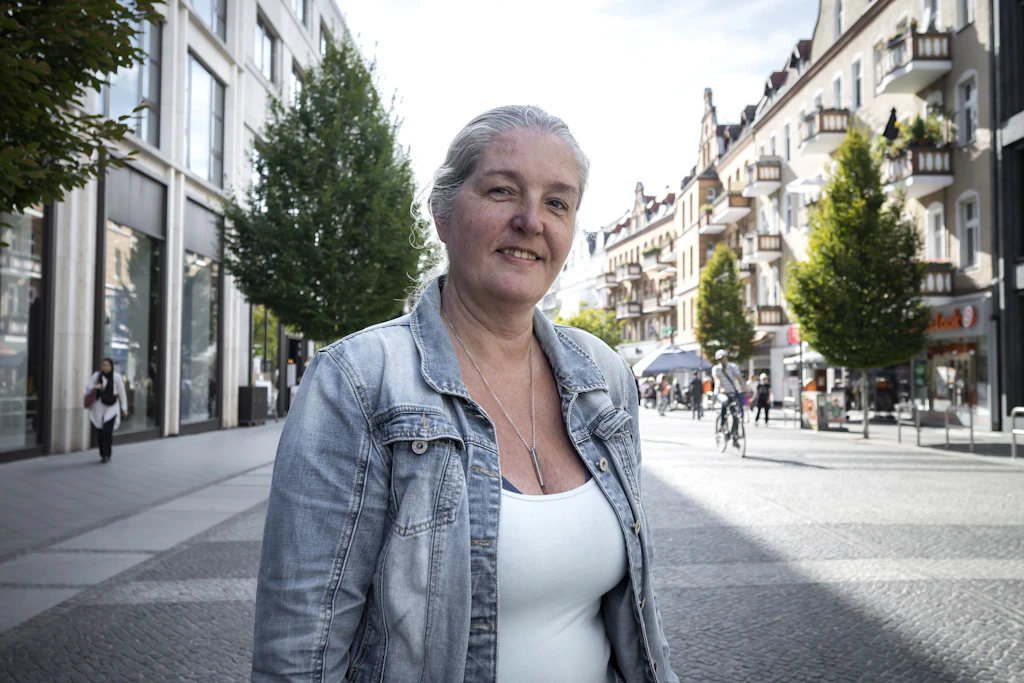 Mitten in der Tegeler Fußgängerzone: Mandy Weihdauer.