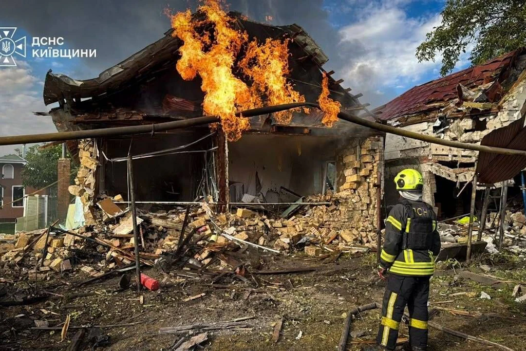 Ein Feuerwehrmann vor einem brennenden Wohnhaus im Bezirk Boryspil in der Region Kiew nach dem russischen Angriff am 27. August.