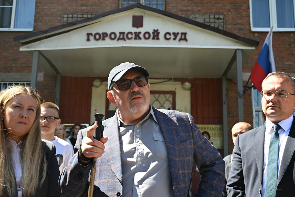 Der russische Oppositionspolitiker Boris Nadeschdin musste sein Land verlassen, nachdem er zum „ausländischen Agenten“ erklärt und festgenommen worden war.