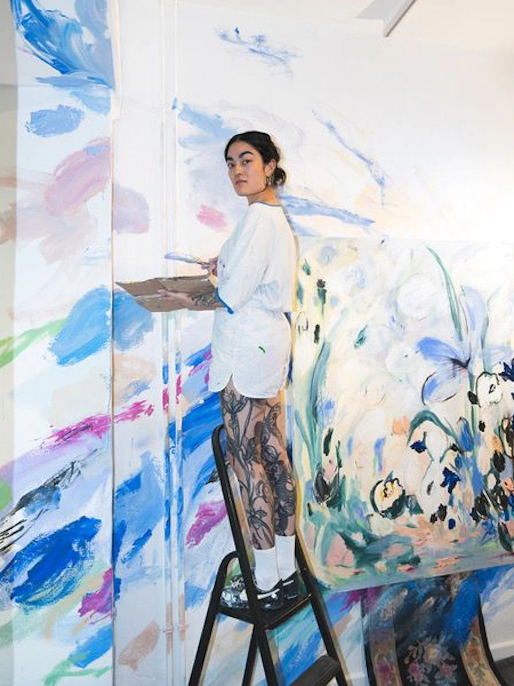 Zwischen Pinsel und Haute Couture: Anna Deller-Yee verwischt die Grenzen zwischen Kunst und Mode.