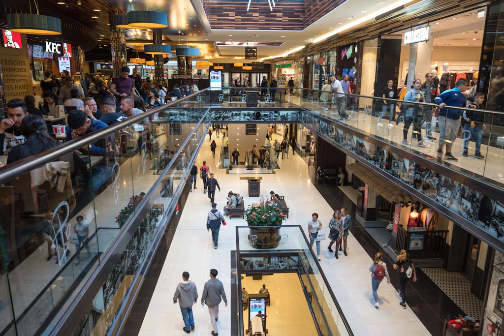 In die Shoppingmall gekommen, um bei Pommesbude und Pizzaladen ordentlich reinzuhauen.