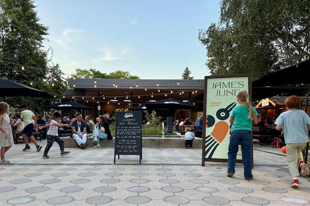 Noch ist dieser Biergarten nicht fertig saniert, aber schon mal geöffnet.
