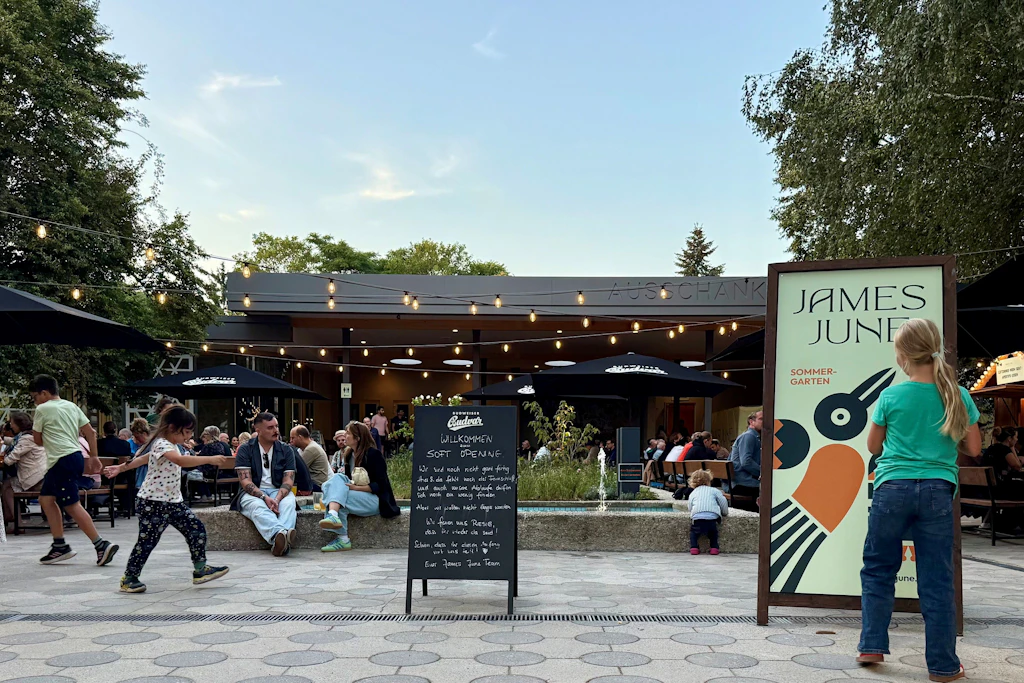 Noch ist dieser Biergarten nicht fertig saniert, aber schon mal geöffnet.