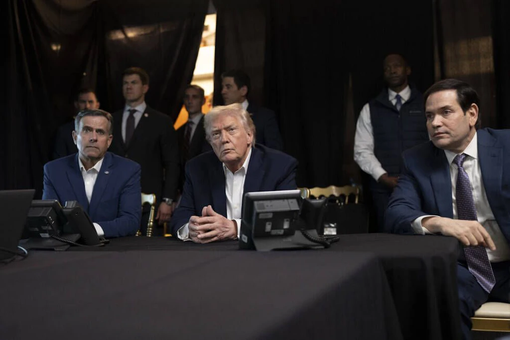 US-Präsident Donald Trump mit CIA-Chef John Ratcliffe (l.) und Außenminister Marco Rubio (r.). Ratcliffe reiste nun nach Moskau.
