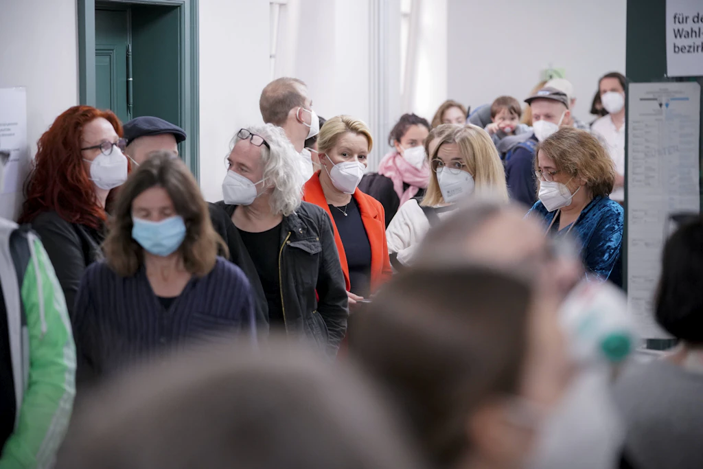 Franziska Giffey (rotes Jackett), damals SPD-Spitzenkandidatin, heute Wirtschaftssenatorin, in der langen Warteschlange 2021. Droht erneut Wahlchaos in Berlin?