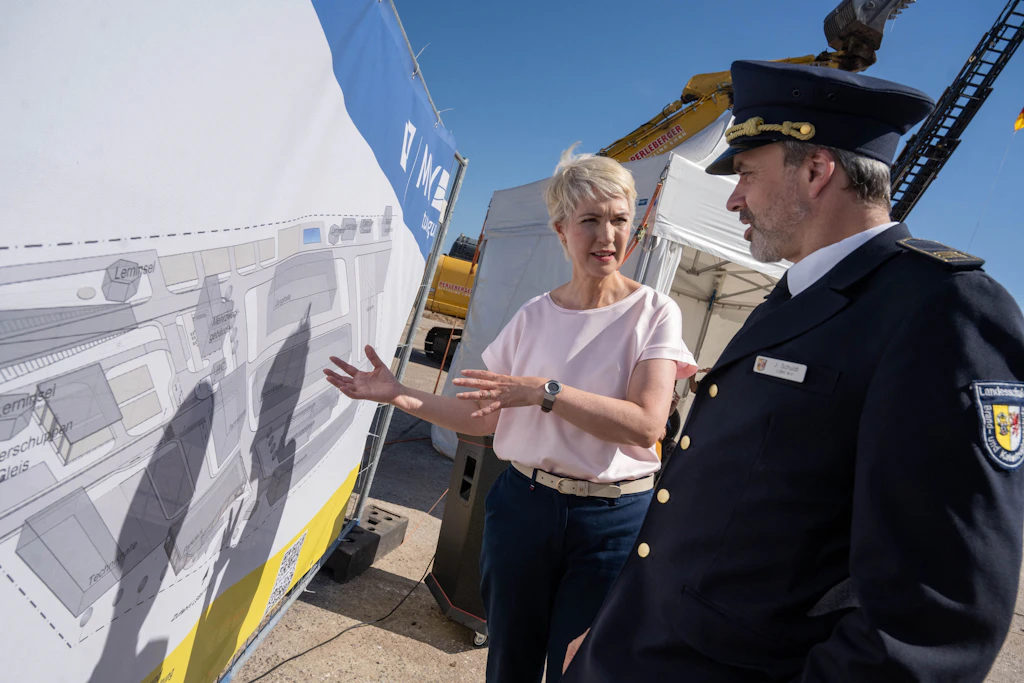 Manuela Schwesig (SPD), Ministerpräsidentin von Mecklenburg-Vorpommern, besucht die Baustelle für den Neubau der Landesschule für Brand- und Katastrophenschutz.