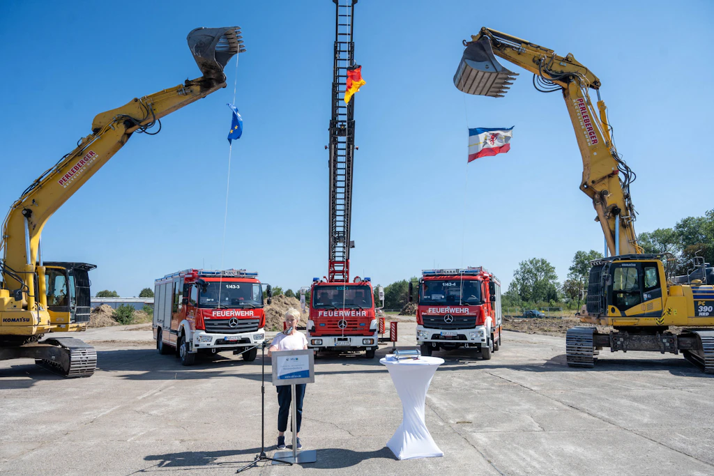 Manuela Schwesig (SPD), Ministerpräsidentin von Mecklenburg-Vorpommern, besucht die Baustelle für den Neubau der Landesschule für Brand- und Katastrophenschutz.