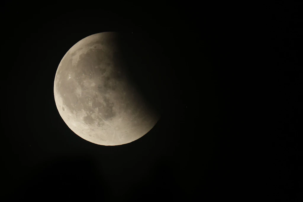 Der Vollmond während einer Mondfinsternis.