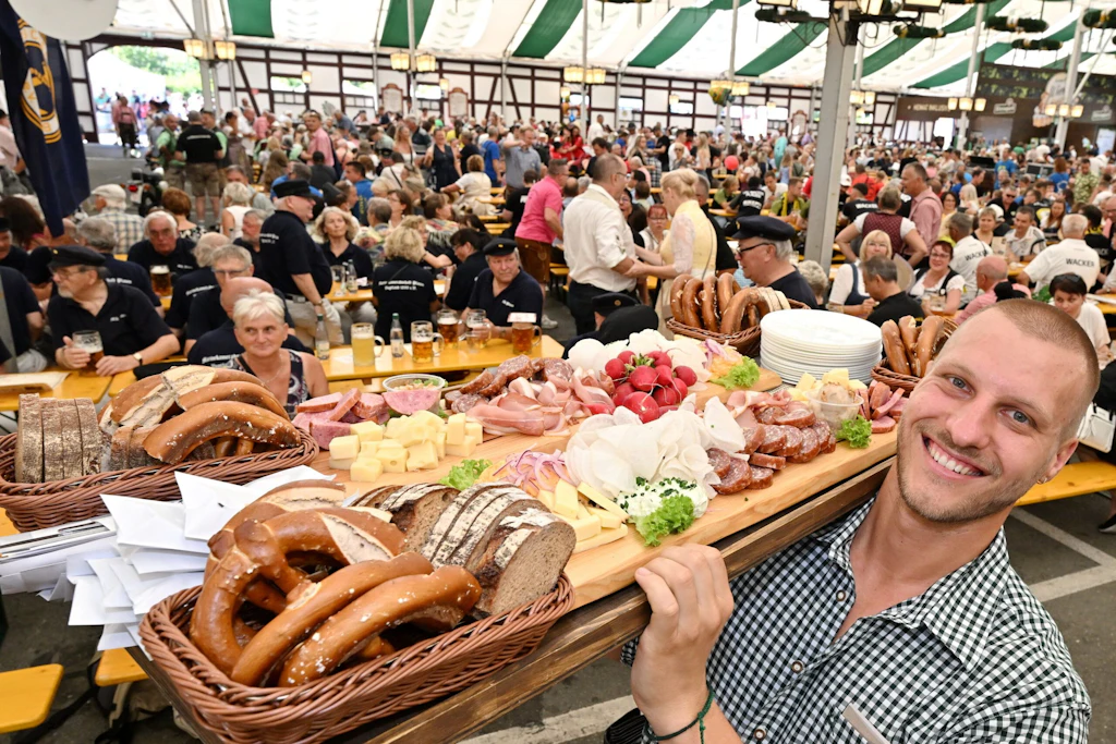 Zum fünften Mal startet Anfang September für vier Tage die Plauener „Sternquell-Wiesn“ – mit eigenem Festbier, zünftigen Kulinaria und Bierzelt-Musik sowie einem Festumzug mit Rekordbeteiligung – es ist eine der größten Oktoberfest-Veranstaltungen in Ostdeutschland.