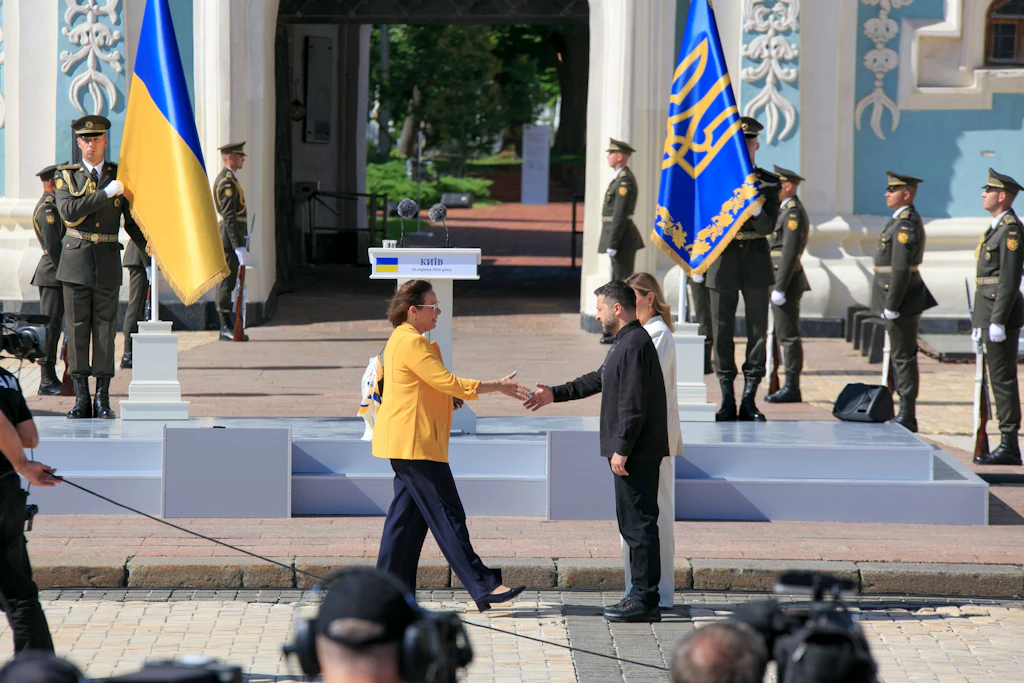 Der ukrainische Präsident Wolodymyr Selenskyj und seine Frau Olena Selenska begrüßen die schwedische Außenministerin Maria Malmer Stenergard in Kiew.