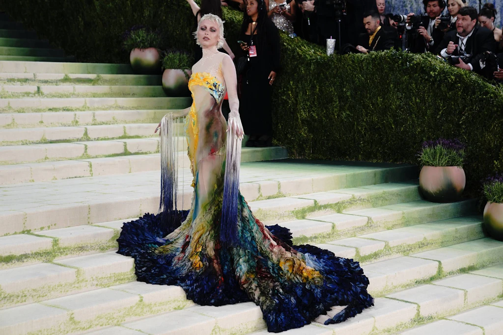 Emma Chamberlain bei der Met Gala 2026 im handbemalten Mugler-Kleid – das Werk von Anna Deller-Yee auf einer der sichtbarsten Bühnen der Modewelt.