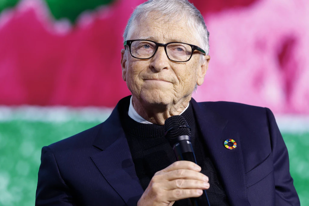 Microsoft-Mitgründer Bill Gates warnt vor den Risiken immer leistungsfähigerer Künstlicher Intelligenz und fordert verbindliche staatliche Regeln.