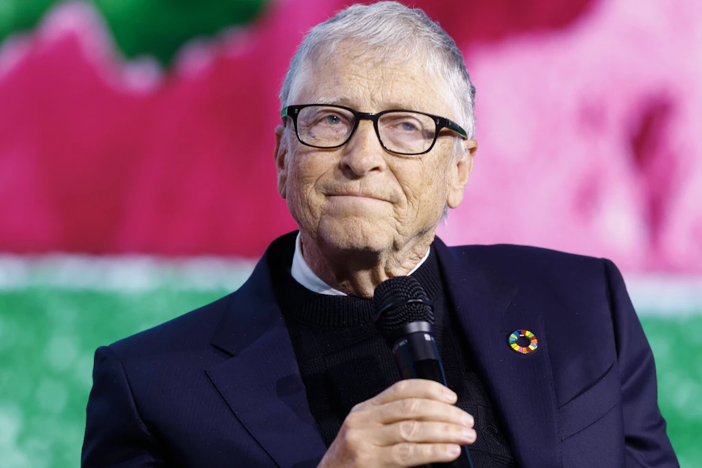 Bill Gates warnt vor Jobverlusten durch Künstliche Intelligenz und schlägt geschützte Tätigkeiten vor.
