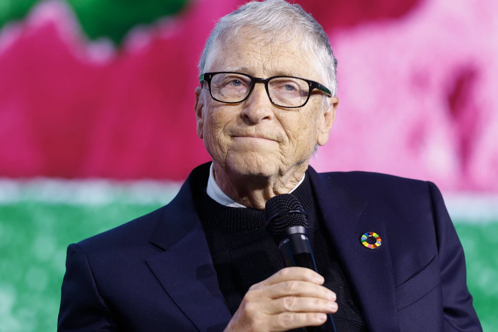 Bill Gates warnt vor Jobverlusten durch Künstliche Intelligenz und schlägt geschützte Tätigkeiten vor.