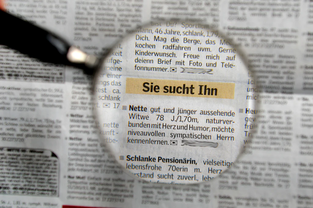 Die Betrügerin hatte eine Partnerschafts-Anzeige in der Zeitung aufgegeben. (Symbolbild)