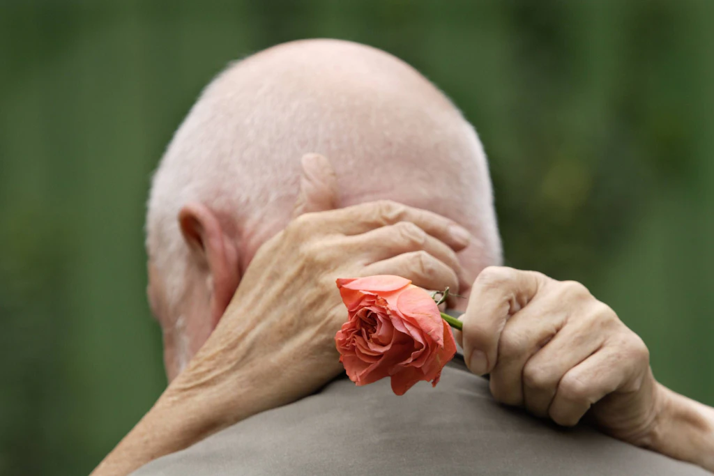 Die Betrügerin hat dem 91-Jährigen romantische Gefühle vorgetäuscht. (Symbolbild)