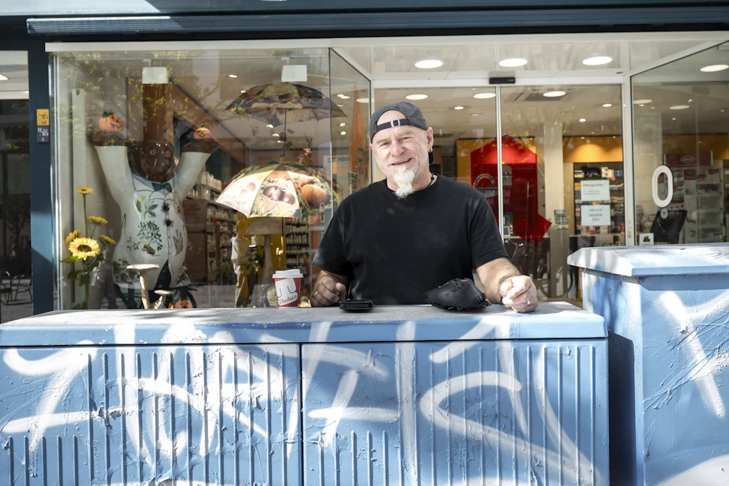 Den Sorgen zum Trotz: Thomas Aramis lächelt in die Kamera der Berliner Zeitung.