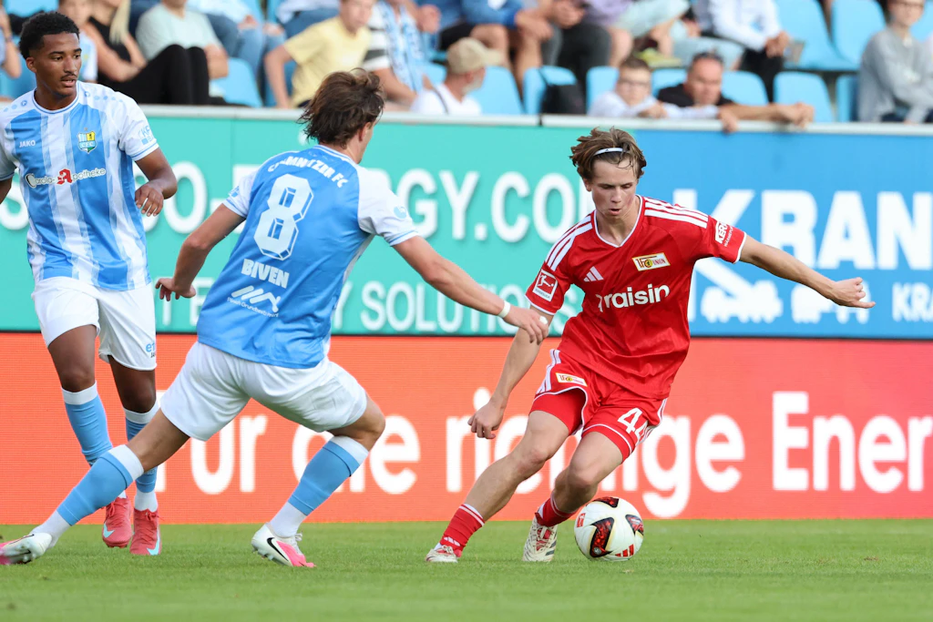 In der Sommervorbereitung kam Tim Blaszczak (r., hier gegen den Chemnitzer FC) für Union regelmäßig zum Einsatz.