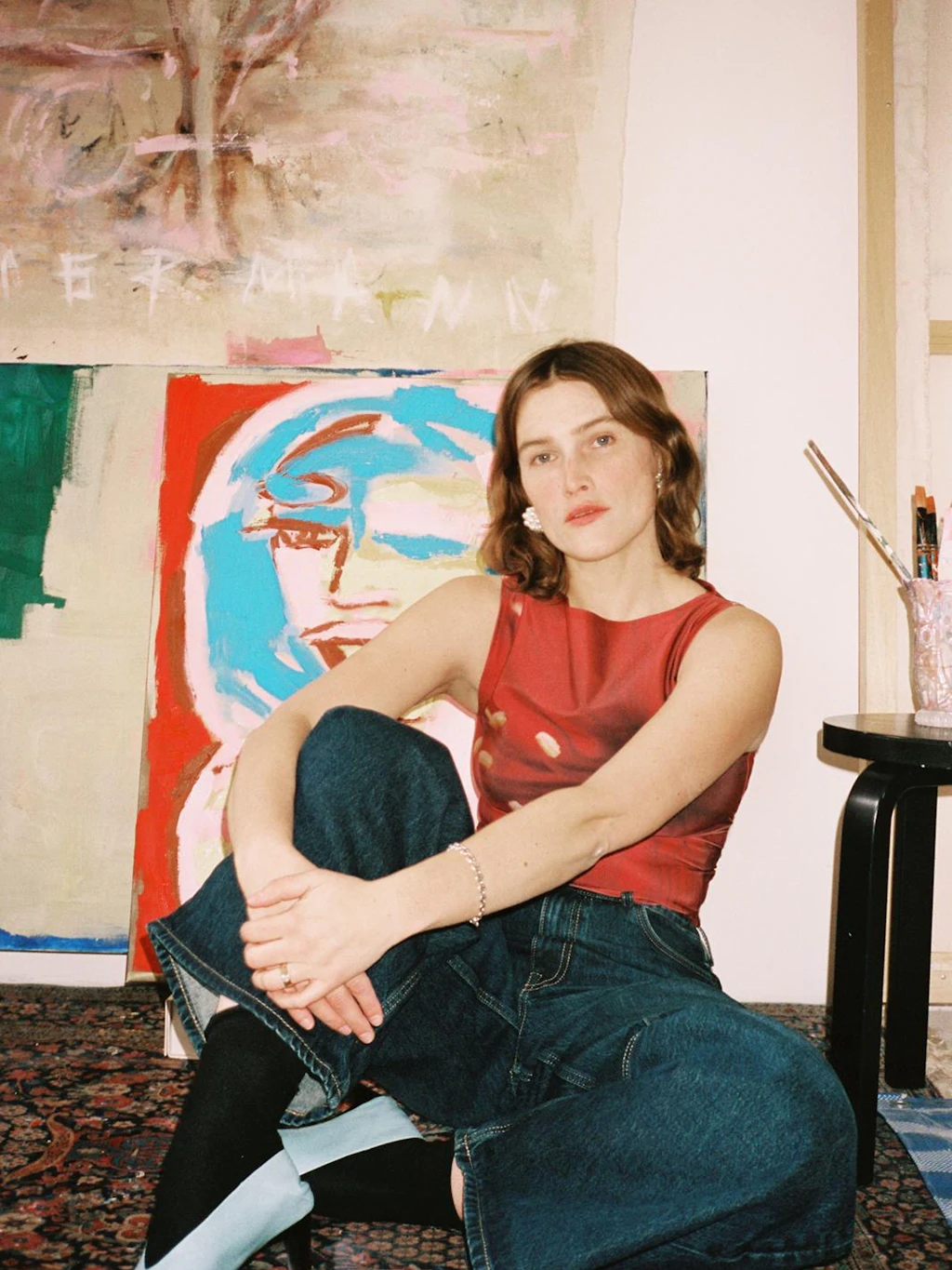 Anna Zimmermann in ihrem Berliner Atelier – ihre Gemälde tragen die Energie der Stadt direkt in sich.
