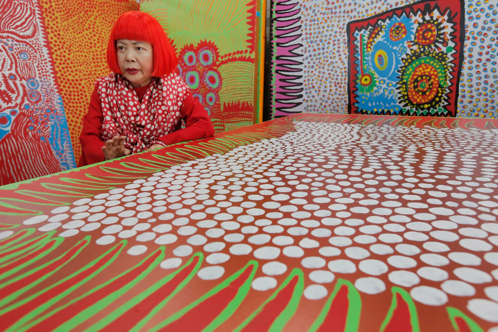 Die japanische Künstlerin Yayoi Kusama&nbsp; während eines Interviews in ihrem Atelier