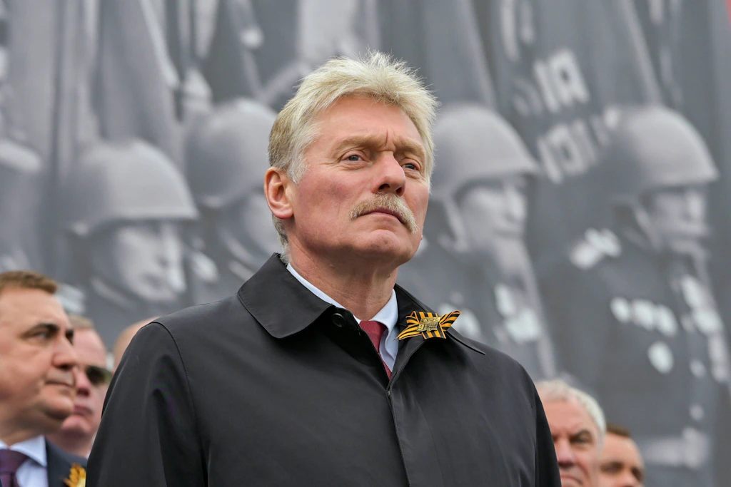 Kremlsprecher Dmitri Peskow bei der Militärparade zum Tag des Sieges am 9. Mai 2026 auf dem Roten Platz in Moskau