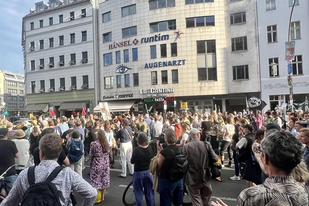 Die Demonstration endete am Rosenthaler Platz, der auch das Ende des ersten Bauabschnitts bildet. Auf dem Platz selbst soll jedoch nichts verändert werden, hier sind nur unterirdische Leitungsarbeiten geplant.