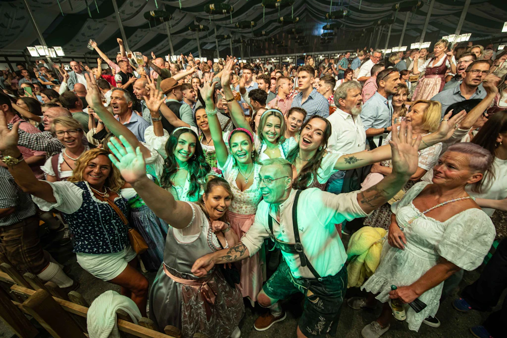 Die Plauener „Wiesn“ ist mittlerweile zum Folklore-Event geworden. Im 3000-Mann-Zelt dominieren Dirndl und Krachlederne.