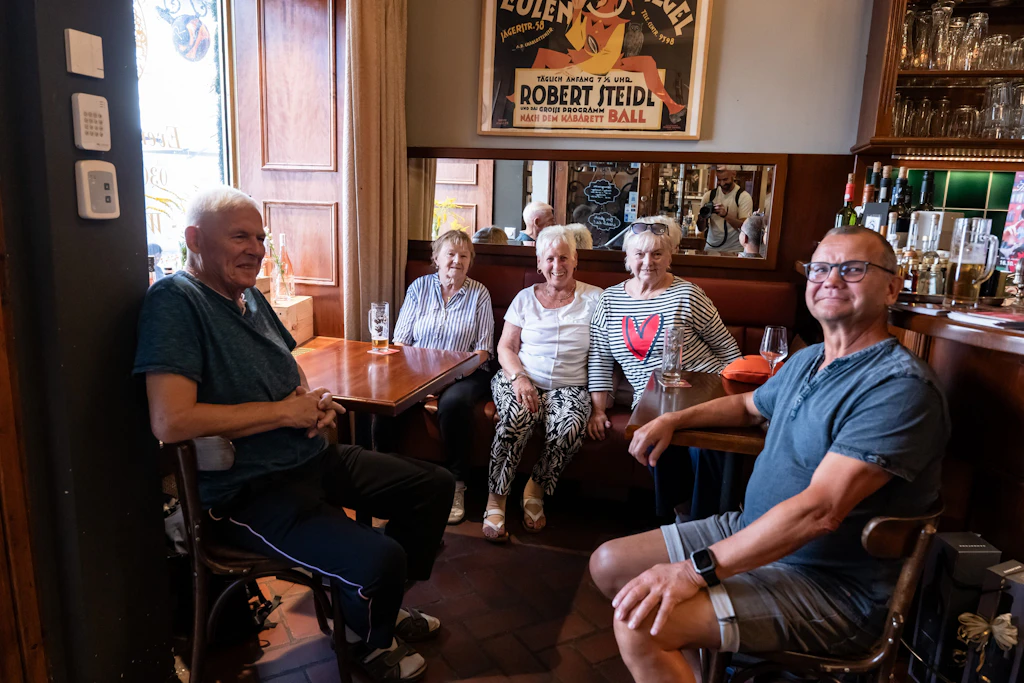 Jeden Dienstag treffen sie sich zum Schwatz im Weinhaus: Manfred Petrasch, Karin Petrasch, Karin Willem, Elke Schöps und Thomas Lange (v.l.)
