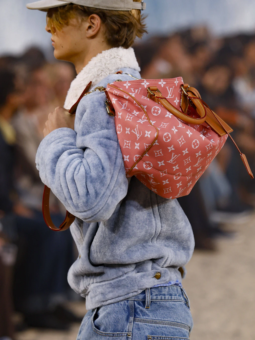 Laufsteg als Wegweiser: Bei der Menswear-Schau von Louis Vuitton gehört die Handtasche längst fest zum Look.