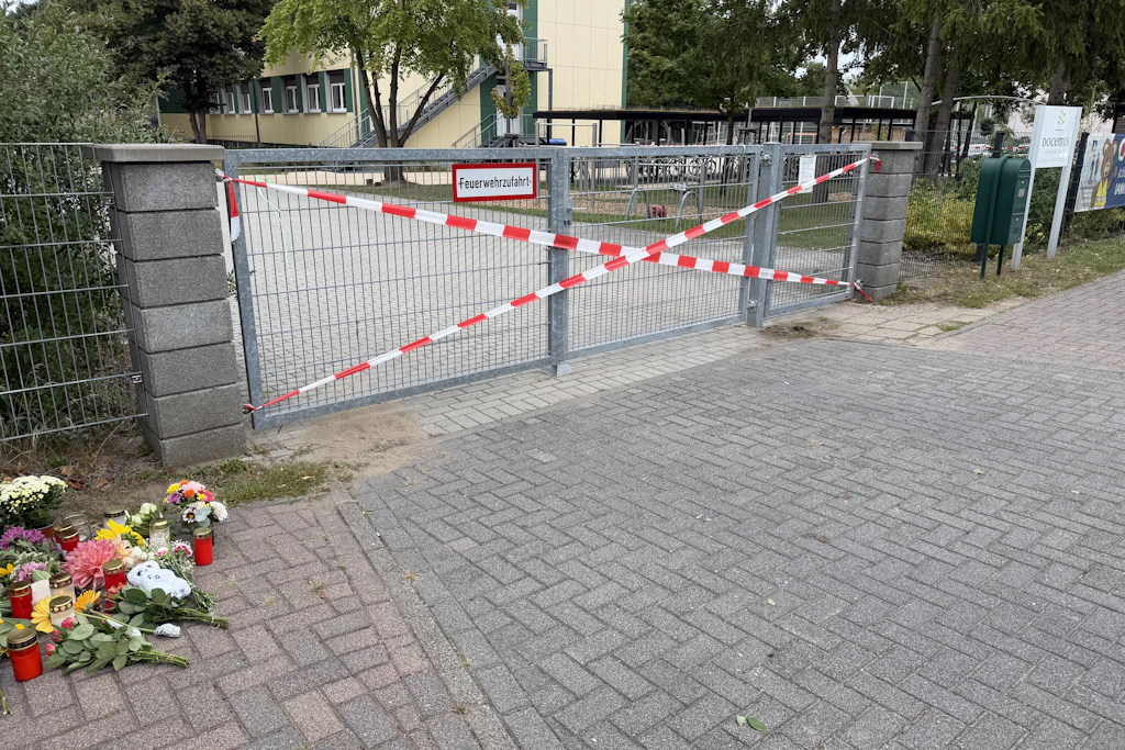 Noch immer ist die Einfahrt zur Schule abgesperrt. Dort fand am Freitag kein regulärer Unterricht statt.