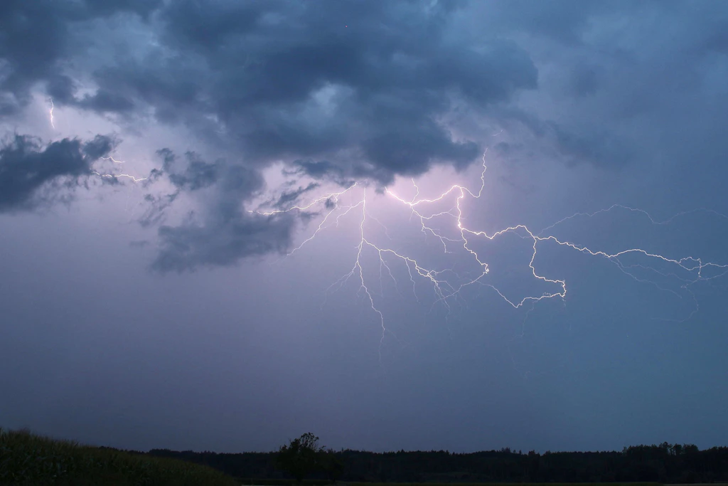 In Teilen Deutschlands werden ab Sonntagnacht Gewitter und Regen erwartet.