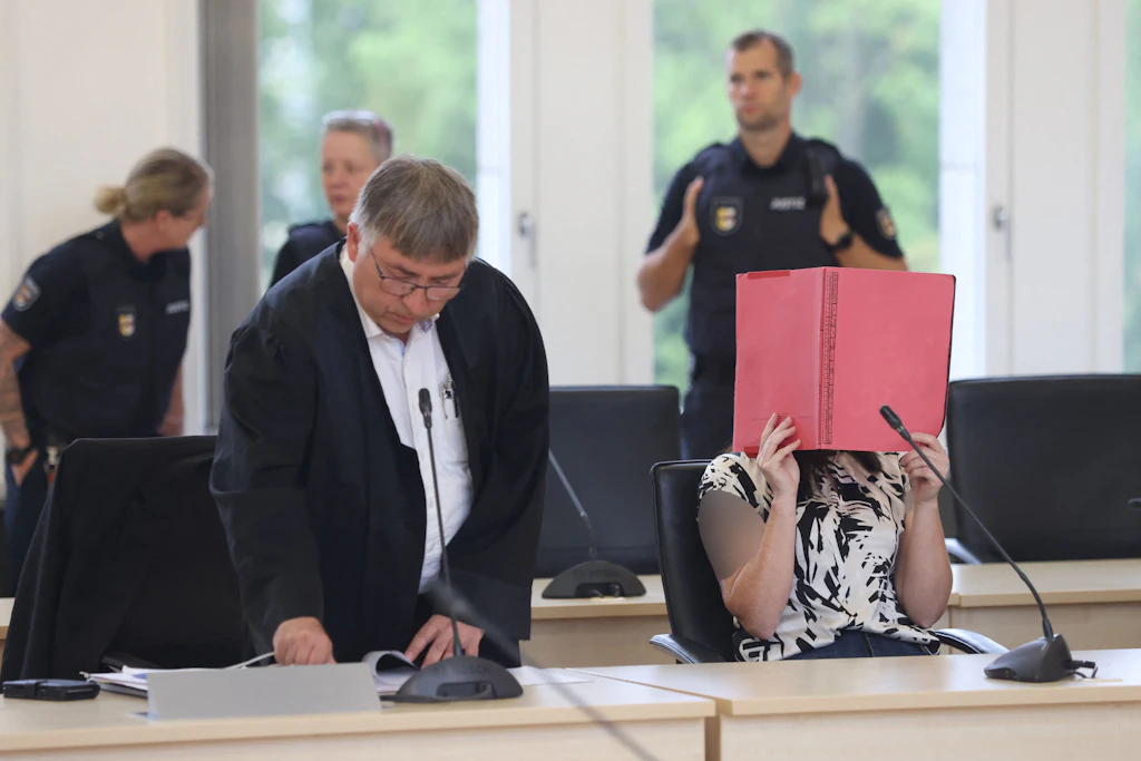 Anwalt Andreas Ohm (l.) und die Angeklagte Gina H. im Verhandlungssaal des Landgerichts Rostock.