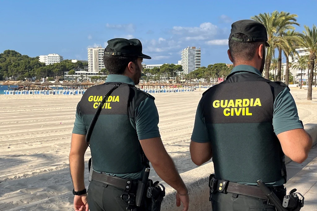 Mitglieder der spanischen Guardia Civil sind nahe eines Strandes im Einsatz.
