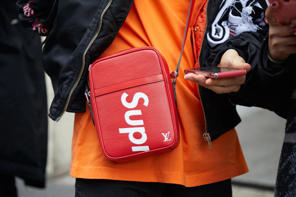 Schon 2018 läutete die ikonische Kollaboration von Louis Vuitton und Supreme die Ära der knalligen Männertasche ein – wie hier vor einer Show auf der Mailänder Fashion Week.