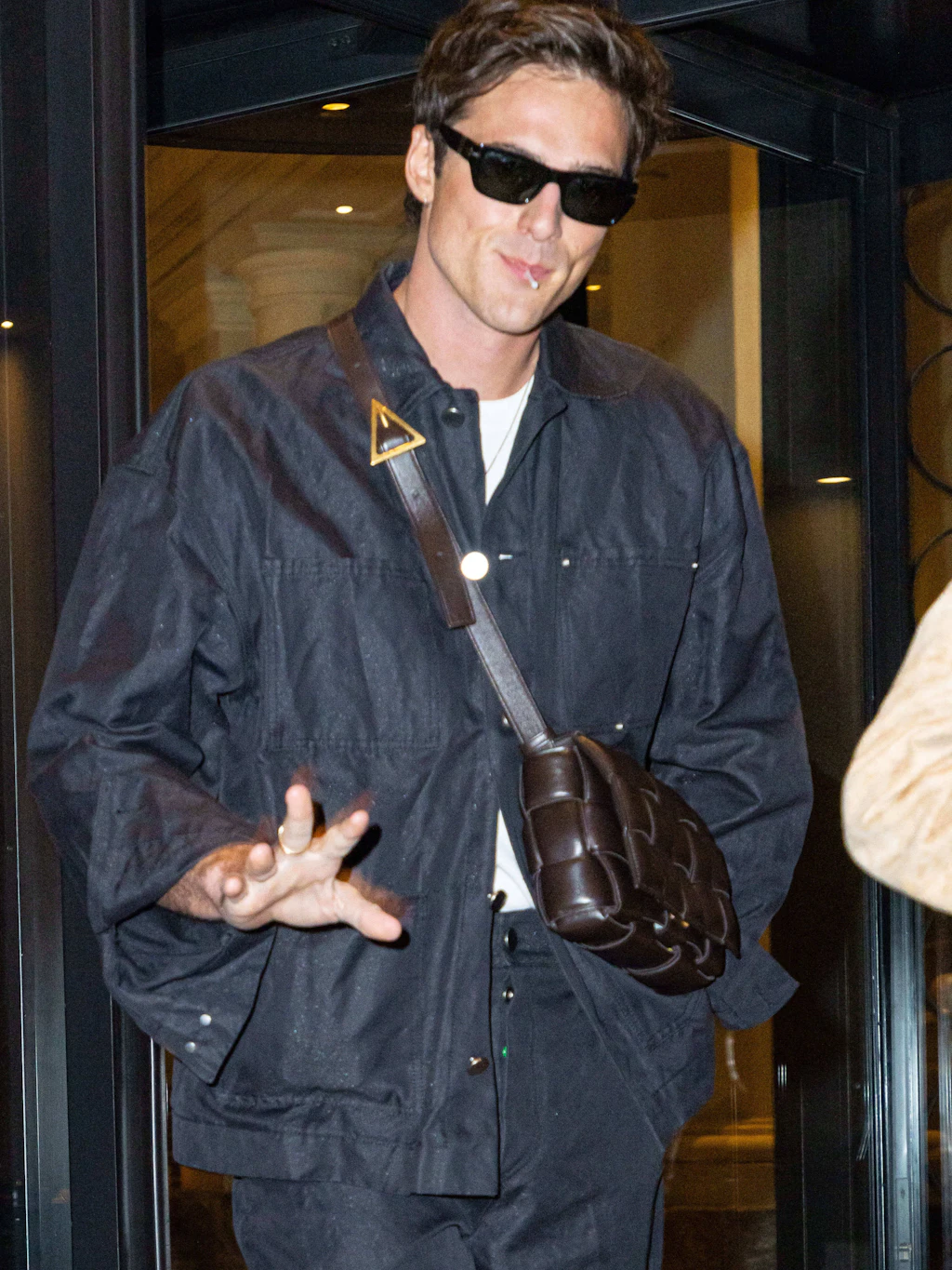 Inoffizieller Patron der männlichen „It-Bag“: Jacob Elordi auf dem Weg zur Fashion Week in Mailand – die Handtasche als selbstverständliches Statement-Accessoire immer griffbereit.