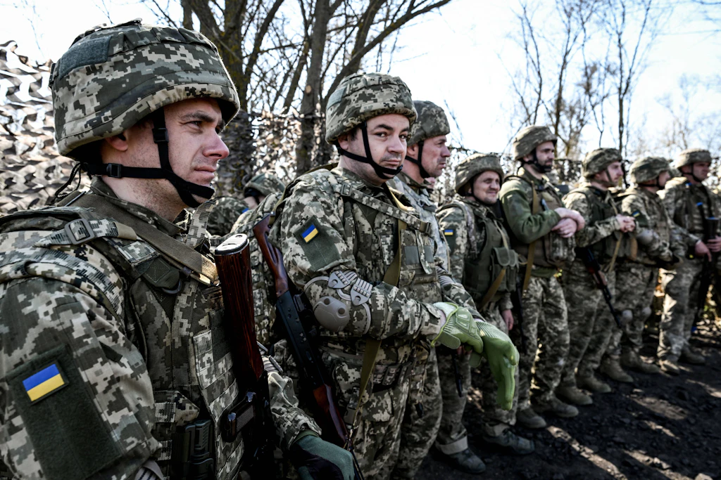 Rekruten der ukrainischen 118. mechanisierten Brigade treten am ersten Tag ihrer militärischen Grundausbildung an.