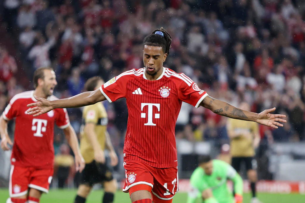 Olise bejubelt sein Tor zum 2:0. Mit einem 5:1 gegen Stuttgart ist der FC Bayern München in die Saison gestartet.