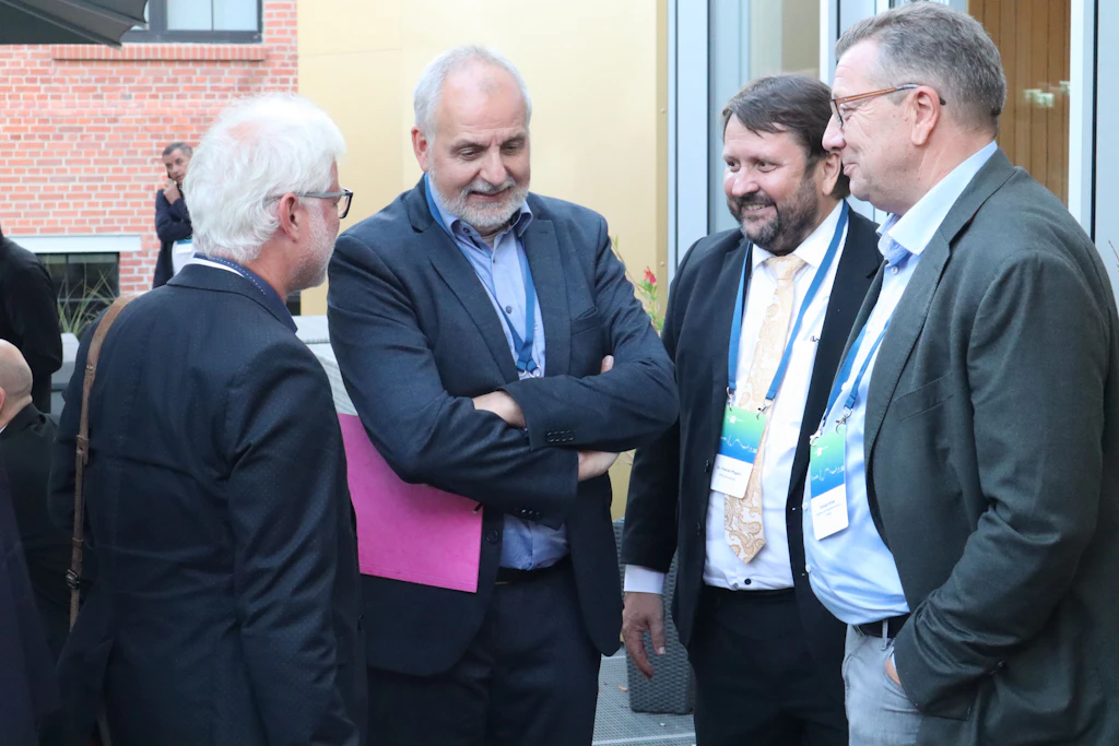 Linken-Haushaltssprecher Rico Gebhardt (2.v.l.) fand die vorgestellten Haushaltspläne kritikwürdig. Nach dem offiziellen Teil des Abends ging er mit Unternehmern und IHK-Vertretern ins Gespräch, um die Sicht der Wirtschaft zu eruieren.
