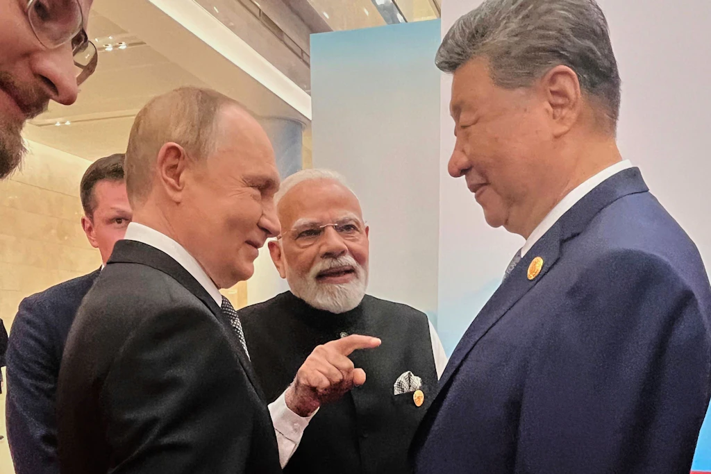 Beim SOZ-Gipfel 2025 in Tianjin: Wladimir Putin (l-r), Narendra Modi und Xi Jinping im Gespräch.