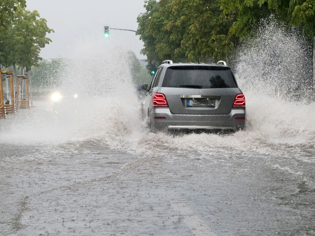 Bis zu 35 Liter Regen pro Quadratmeter in kurzer Zeit: In vielen Regionen werden bis in die Nacht schwere Gewitter mit Starkregen erwartet.