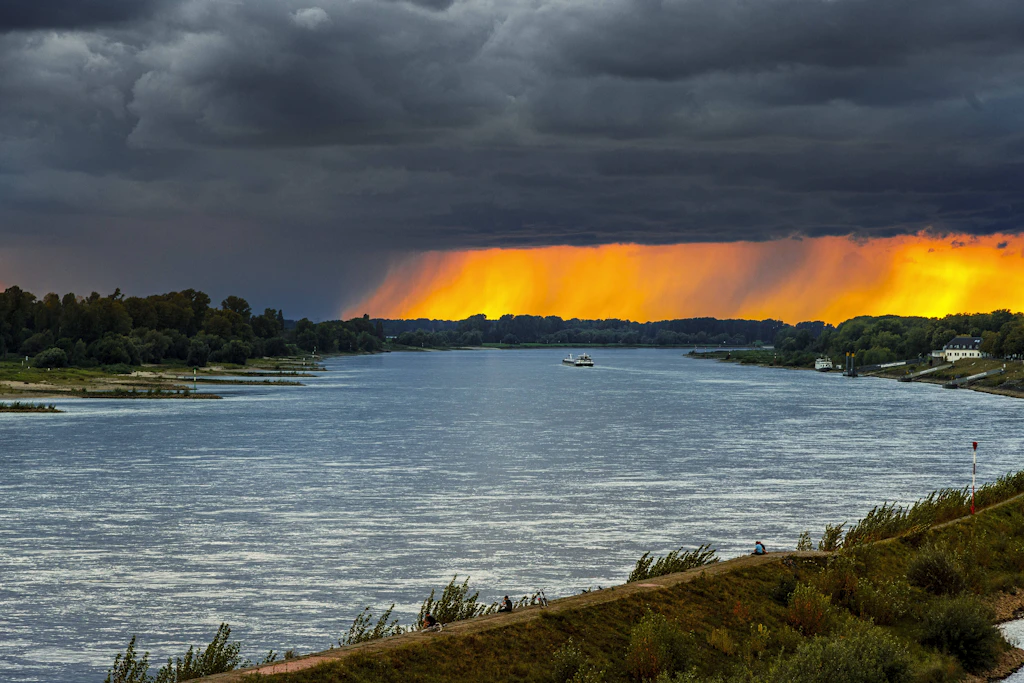 Regenschleier unter einer Gewitterfront im Abendlicht: In der Nacht zum Samstag erwartet der Deutsche Wetterdienst Starkregen, Hagel und Sturmböen bis 90 Kilometer pro Stunde. (Symbolbild)