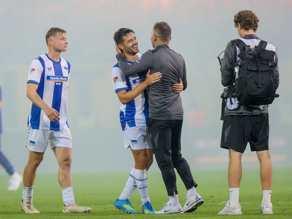 Trainer Stefan Leitl umarmt Hertha-Kapitän Josip Brekalo nach dem 5:3 bei Eintracht Braunschweig.