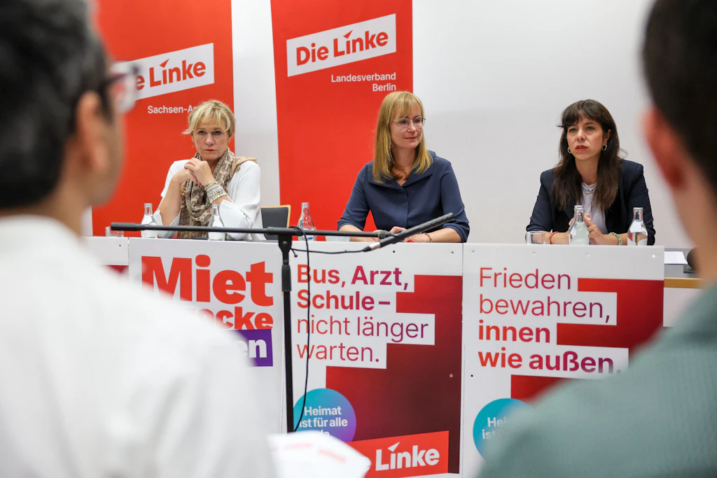 Die Linke-Spitzenkandidatinnen (v.l.) Simone Oldenburg (Mecklenburg-Vorpommern), Eva von Angern (Sachsen-Anhalt) und Elif Eralp (Berlin).